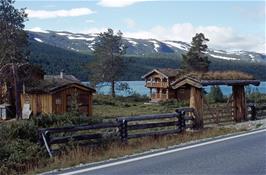 Is this Norway's OK Corale ranch?  A tasteful housing development on the banks of Vuluvatnet [Remastered scan, 15/9/2019]