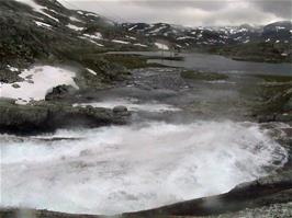 Rapid water flows at Høgheller Lake, 27.5 miles from Haugastøl