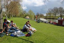 Lunch by the Thames at Abingdon Meadows
