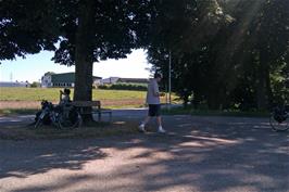 A pause for shade at Mattenhof, Deitingen, 22.7 miles into the ride