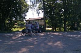 A pause for shade at Mattenhof, Deitingen, 22.7 miles into the ride