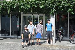 Group photo outside Lausanne Youth Hostel after a very leisurely morning