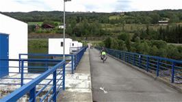 Crossing the Hunderfossen Dam on the way to Lillehammer