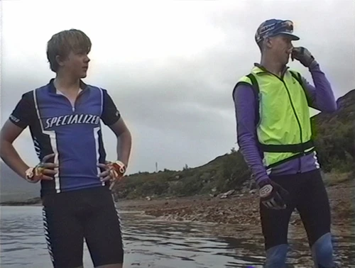 Gavin and Julian supervise the final bike loading at the Alltnaharrie Inn.