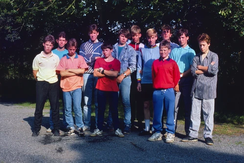 Second group portrait at Carlisle Youth Hostel, everyone squinting into the bright sun.