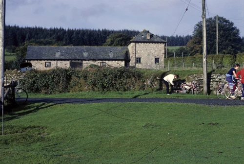 Andrew, Paul and Vicky get the bikes ready outside Bellever Youth Hostel before departure.