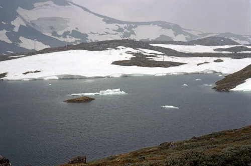 Glaciers on Steindalsnosi and ‘icebergs’ bobbing in Silja lake.