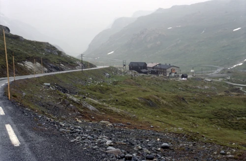 The long downhill sweeps past Krossbu Tourist Cottage, 1.5 miles below the summit.