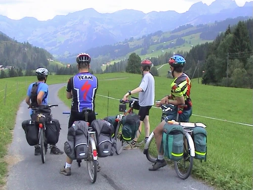 Ready for the long downhill from Saanenmöser.