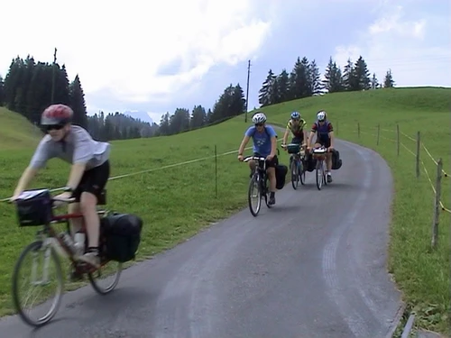 The long descent from Saanenmöser gets underway.