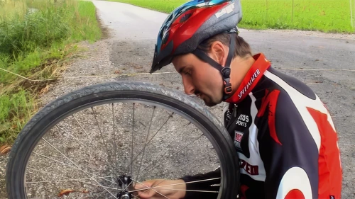 Tao picks a quiet canal‑side spot near Sennwald for hub surgery.