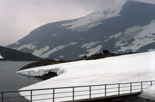 A real glacier on Steindalsnosi, from the fenced road over Øvre Hervavatnet; thick snow by the bridge.