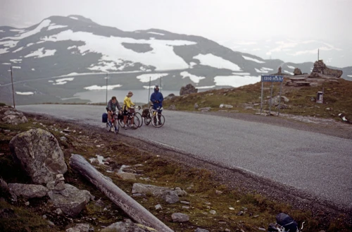 1300m and 14.1 miles; overlooking Gjuvvatnet. Only 144m climbing left, snow everywhere.