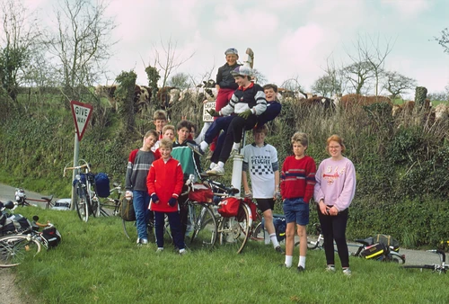 20 Apr 1987 · Jason, Gary and Mark Morris on the sign near Higher Carnon Farm, towards Bissoe and Chacewater; others below.