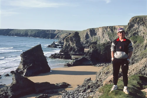 21 Apr 1987 · Gary pauses above the Bedruthan Steps, near Mawgan Porth.