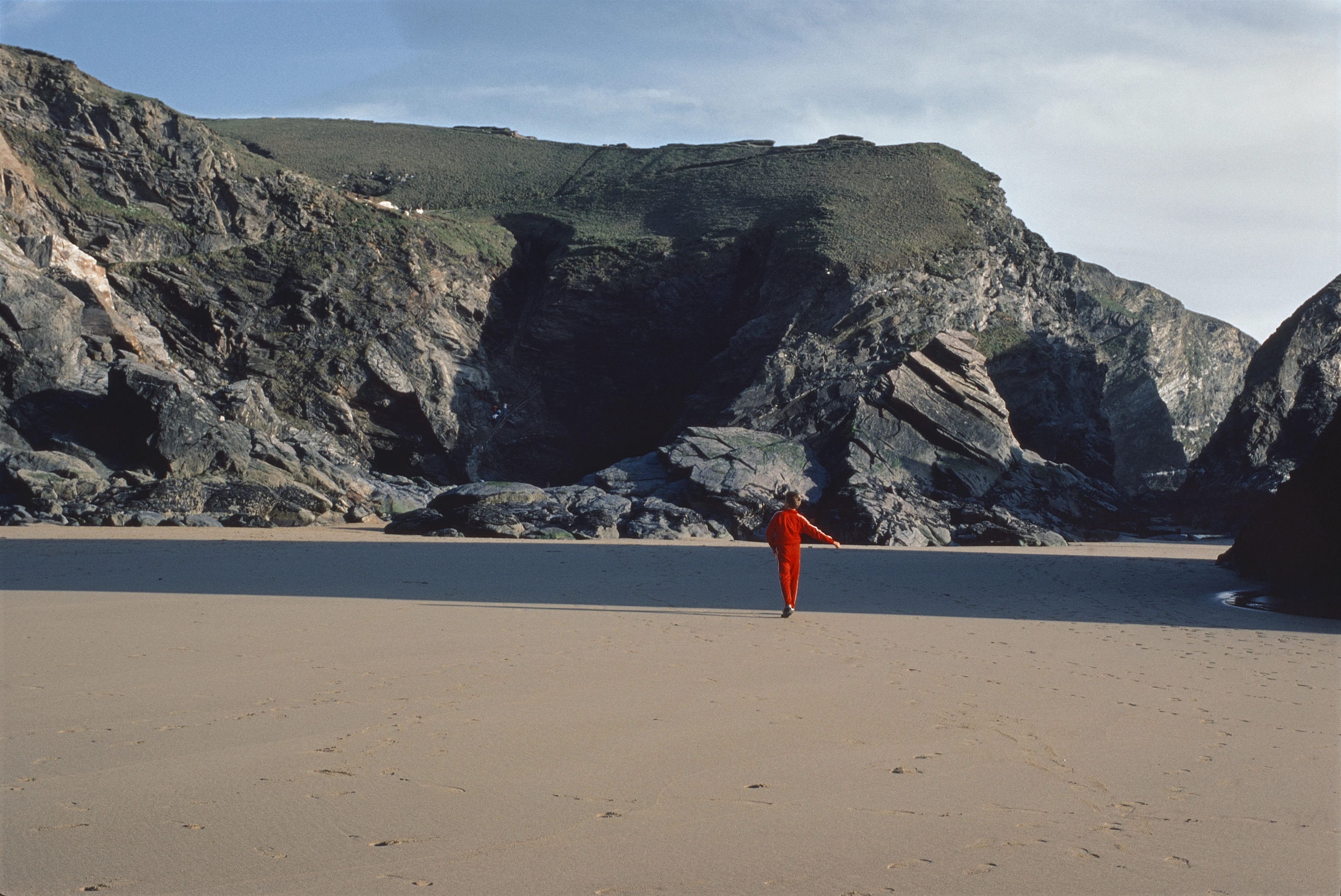 Warren enjoys the beach alone while the rest of the group begin the long climb back up the Bedruthan Steps
