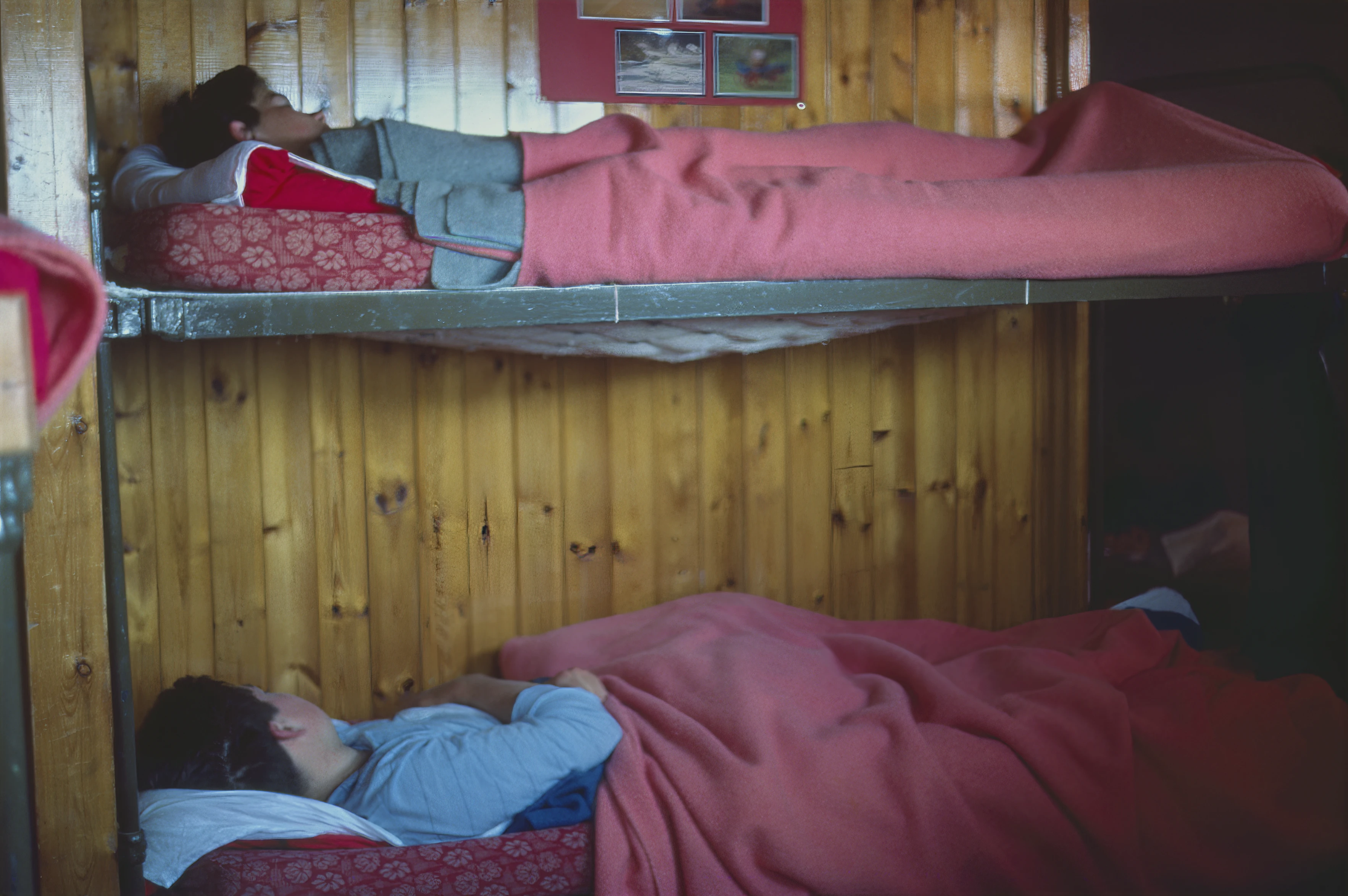 The very cosy dorm sunk into the ground and overlooking the sea at Tintagel YH