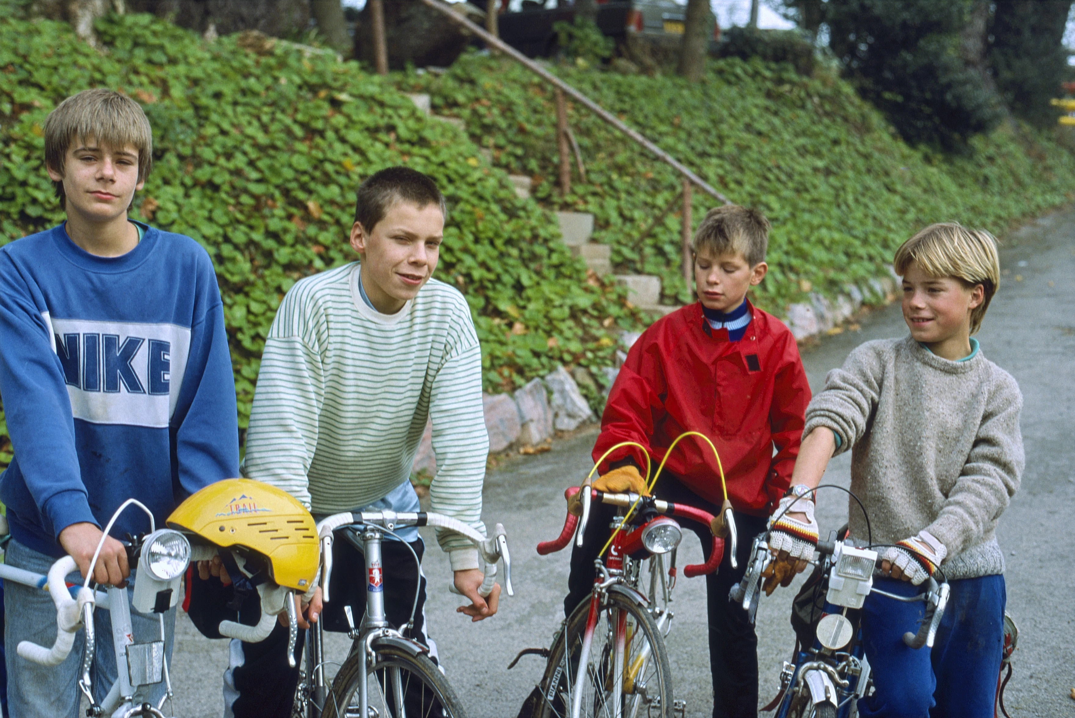 Laurence Porter, Jeremy Hunt, Jonathon Hunt and Eugene Tollemache with bikes in Maypool Youth Hostel car park.