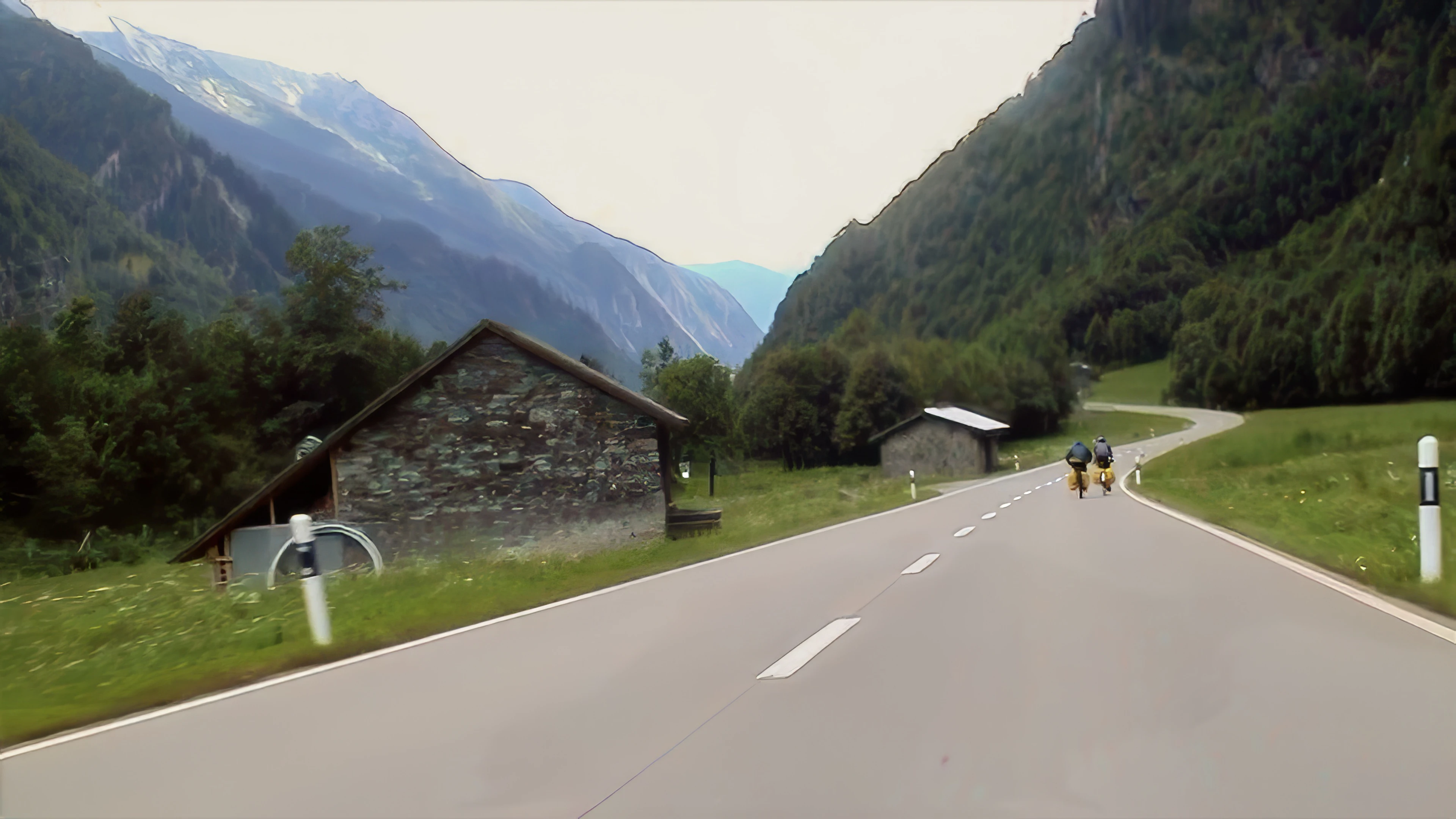 Part of the very long downhill, approaching Ara.