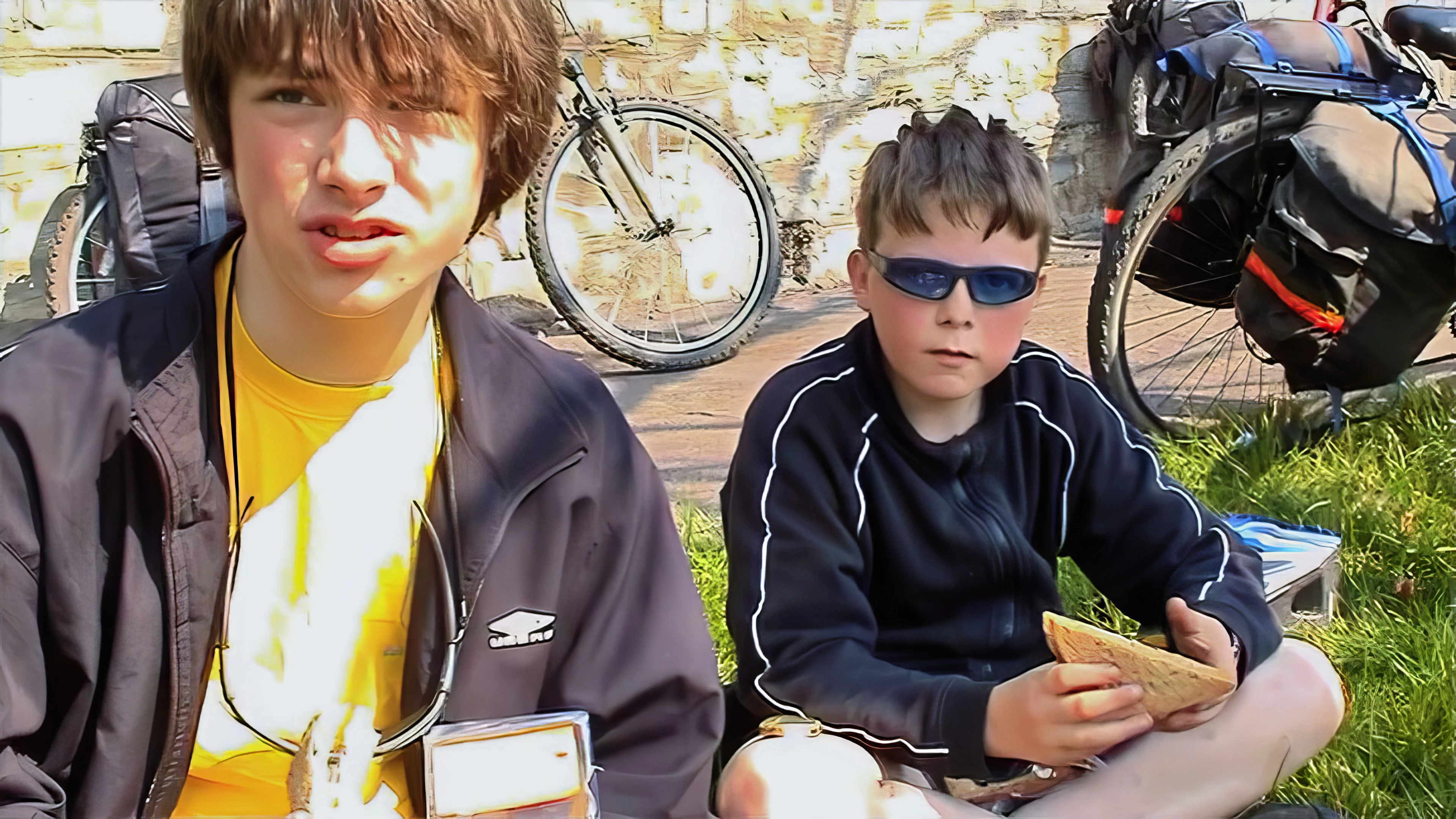 Matt and Ash enjoy reduced sandwiches, Middle Road, Cossington, 13.5 miles in.