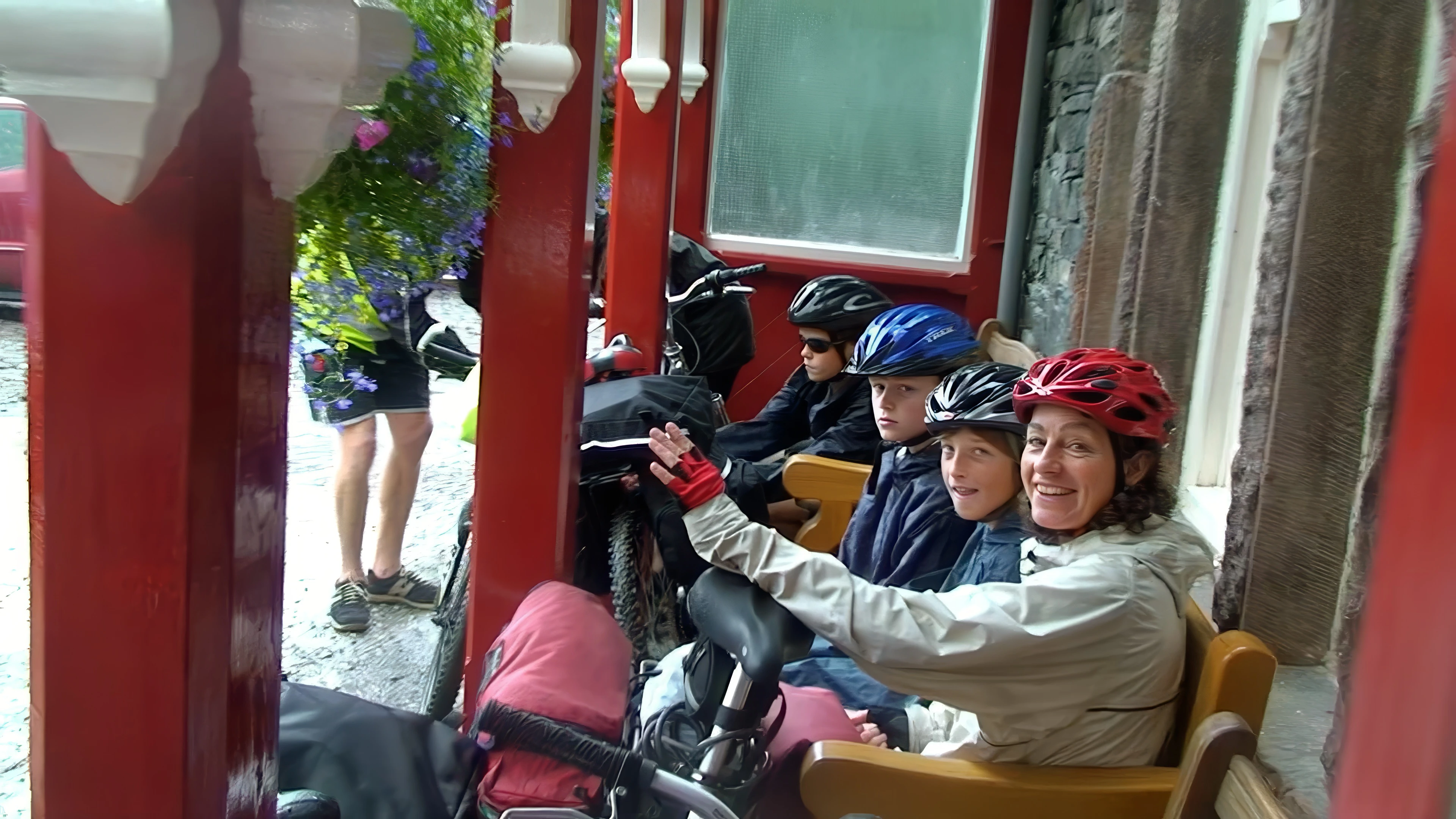 Waiting under the Western-style porch at Buttermere YH for the rain to stop.