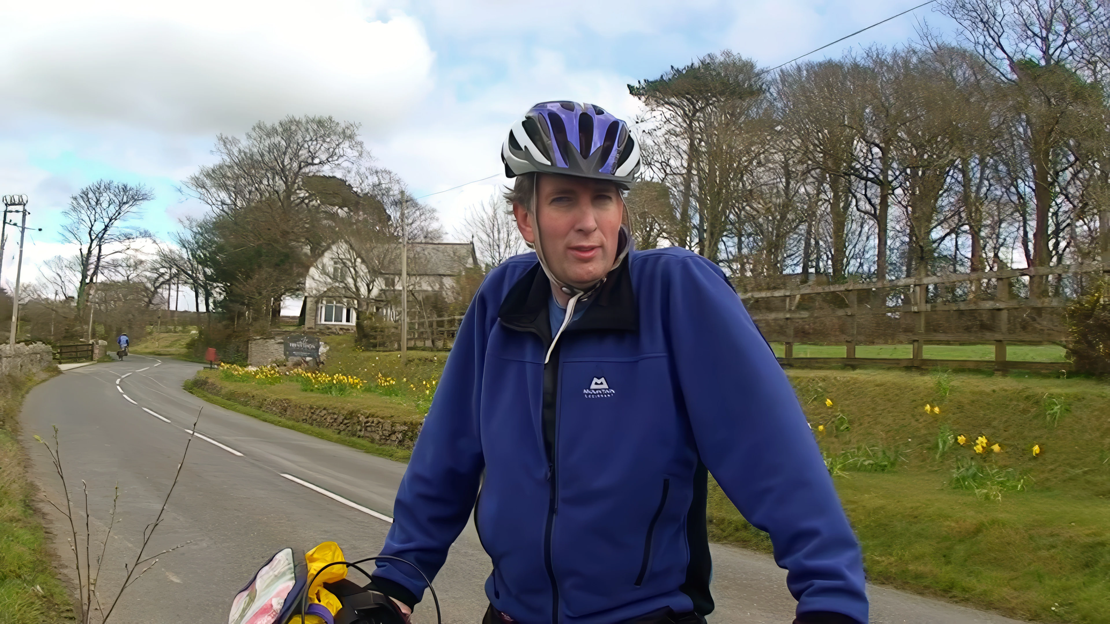 Michael briefs the group at Trenython Manor, Tywardreath, just a couple of miles from Golant YH.
