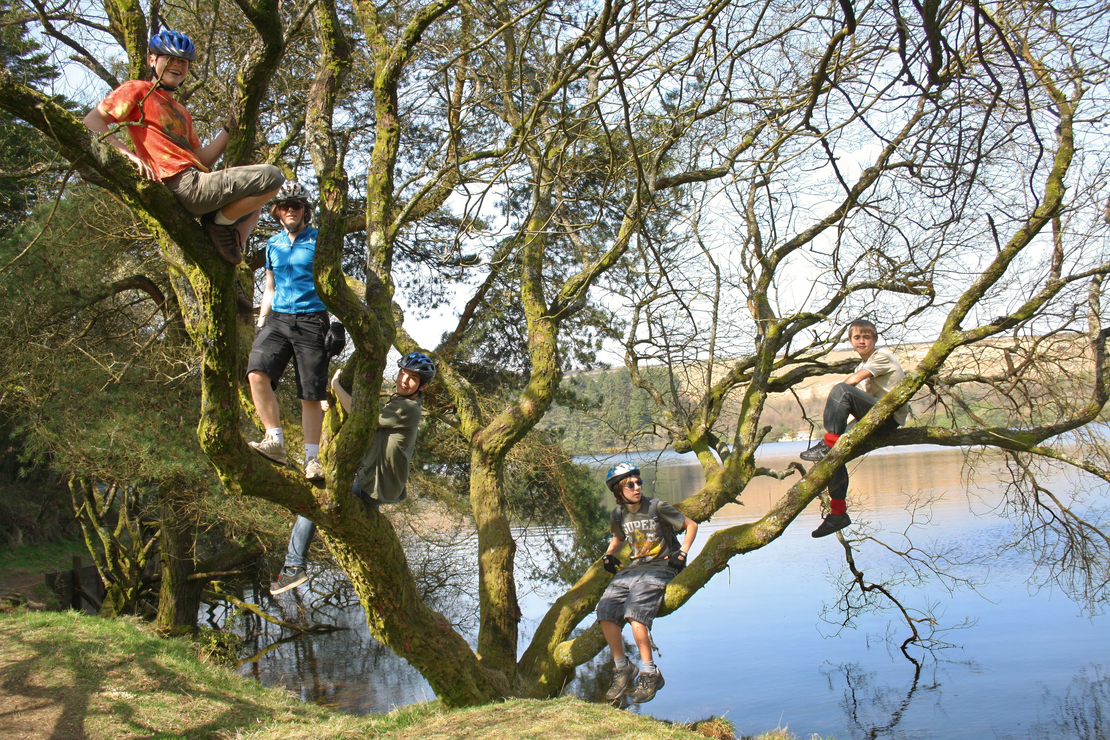 Brodie, Ash, Arthur, Jack and Connor beside Venford Reservoir.
