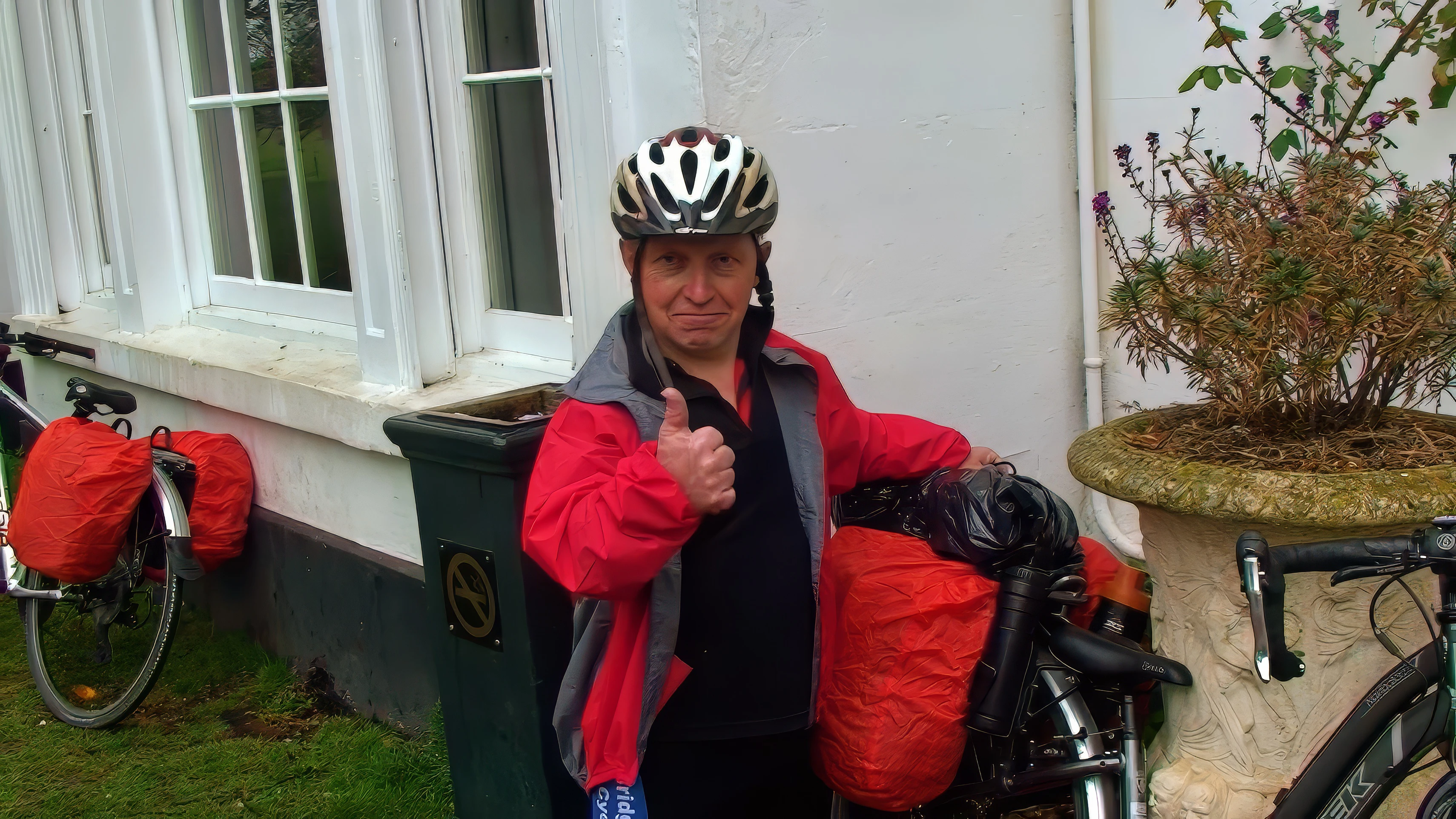 John wraps up describing his ‘special’ bike for Ash’s Stratford-upon-Avon hostel tour.