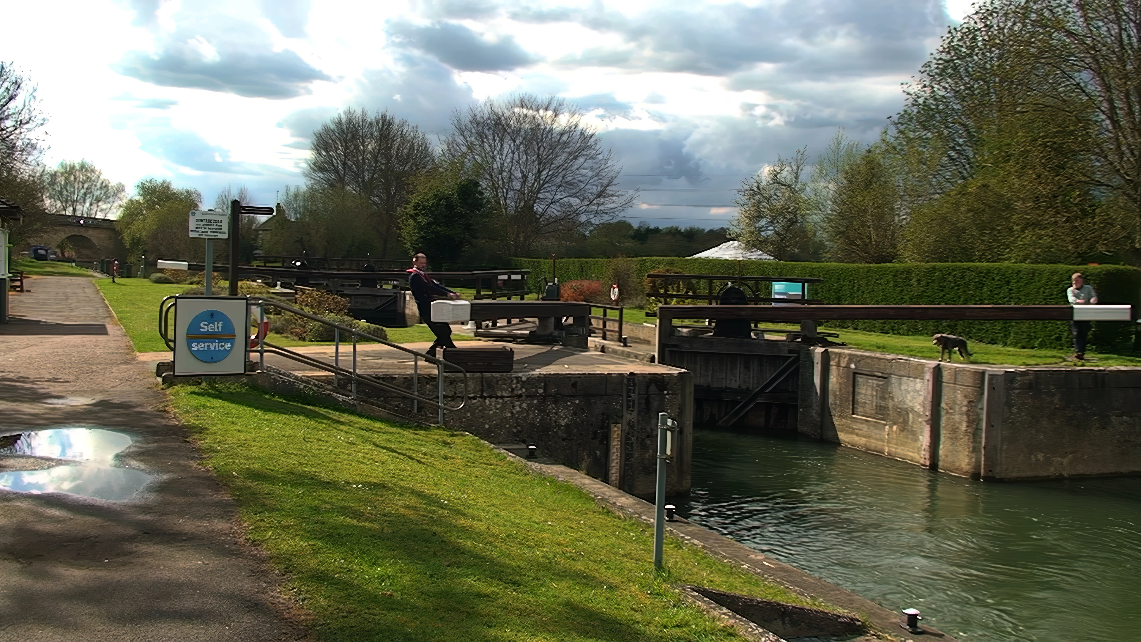 Eynsham Lock on the Thames path from Swinford Bridge