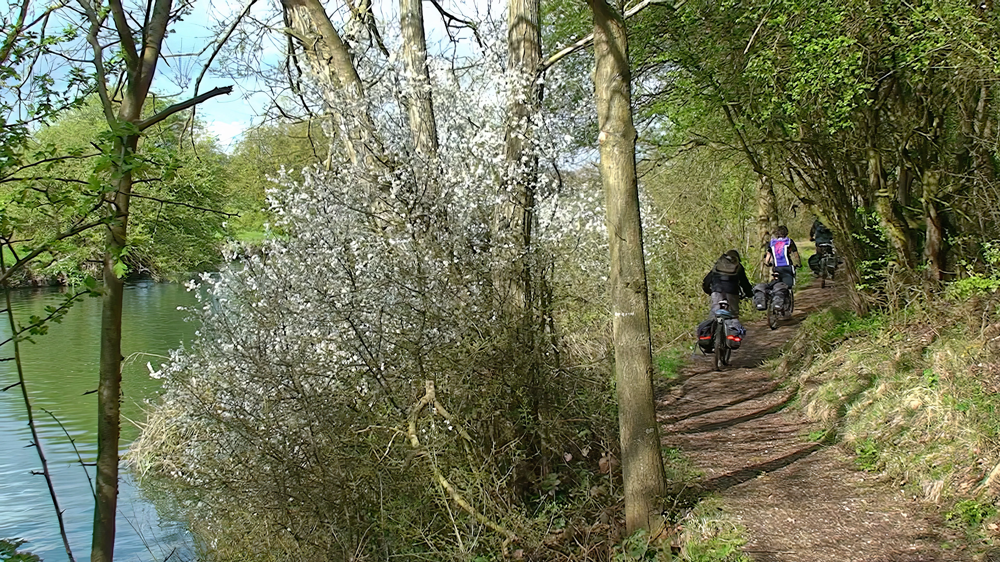 The path continues along the River Thames towards Oxford