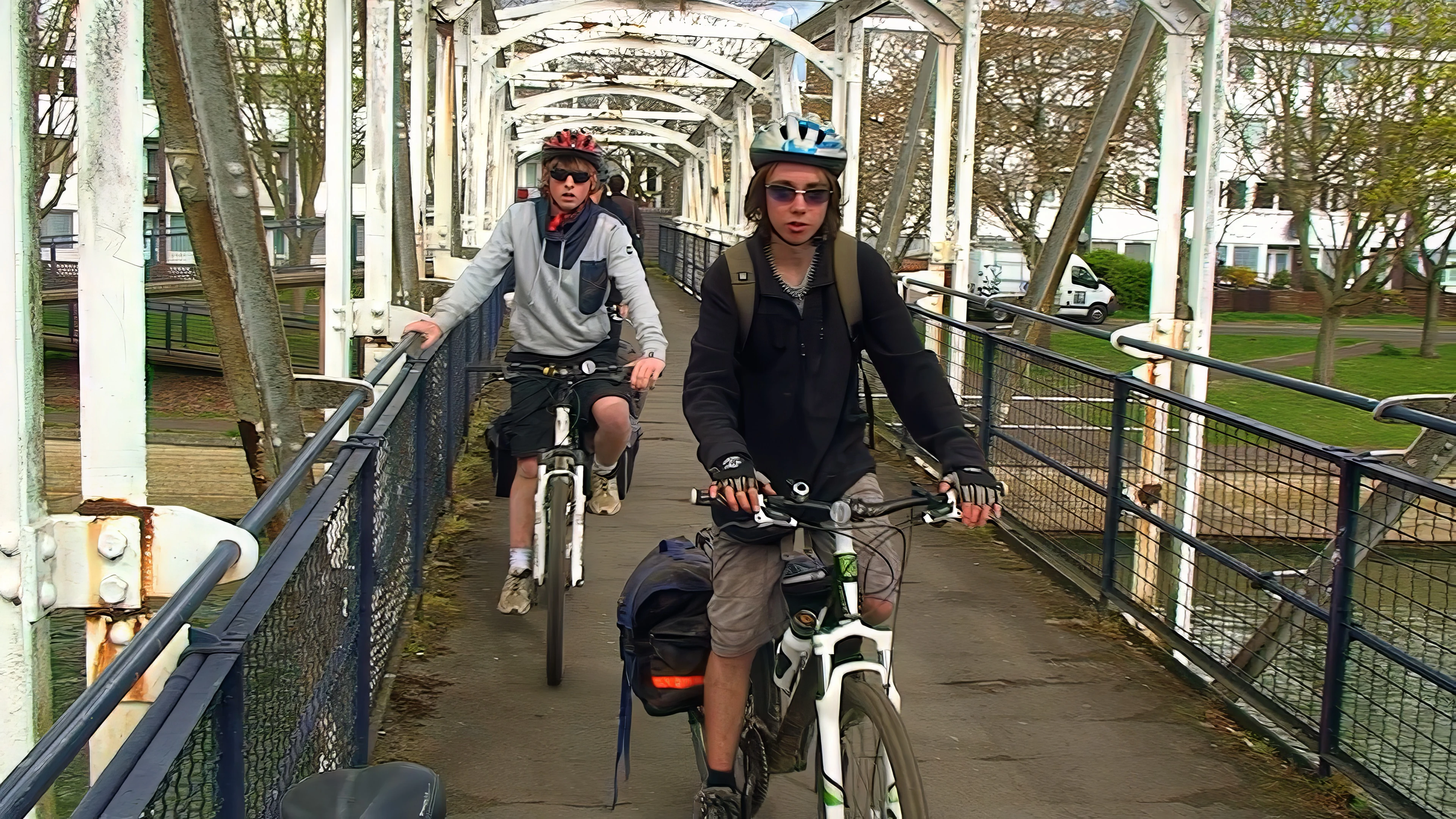 Crossing Grandpont Footbridge from Friar’s Wharf to join the Thames path to Abingdon.