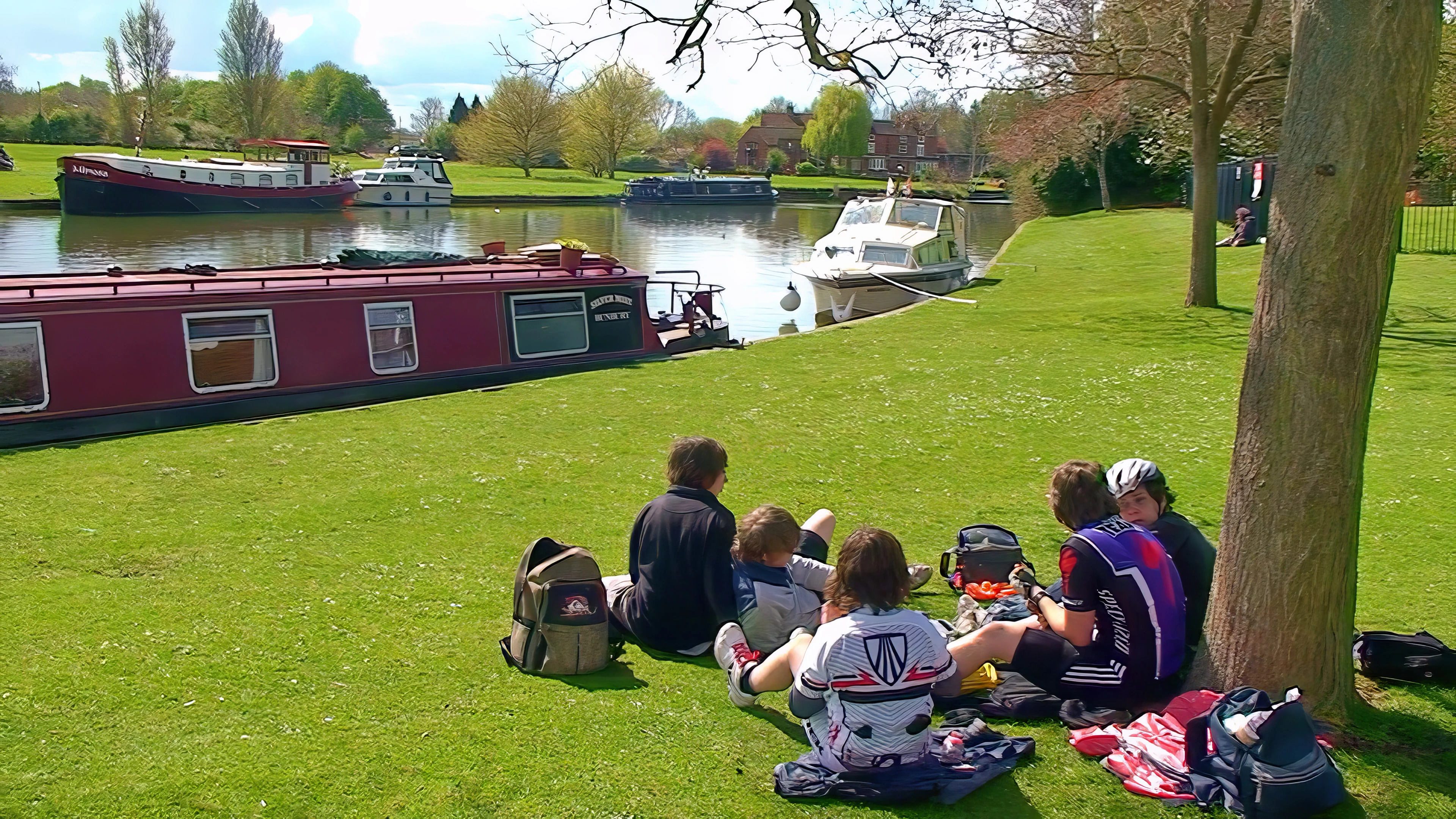 Lunch in Abingdon Meadows by the Thames.